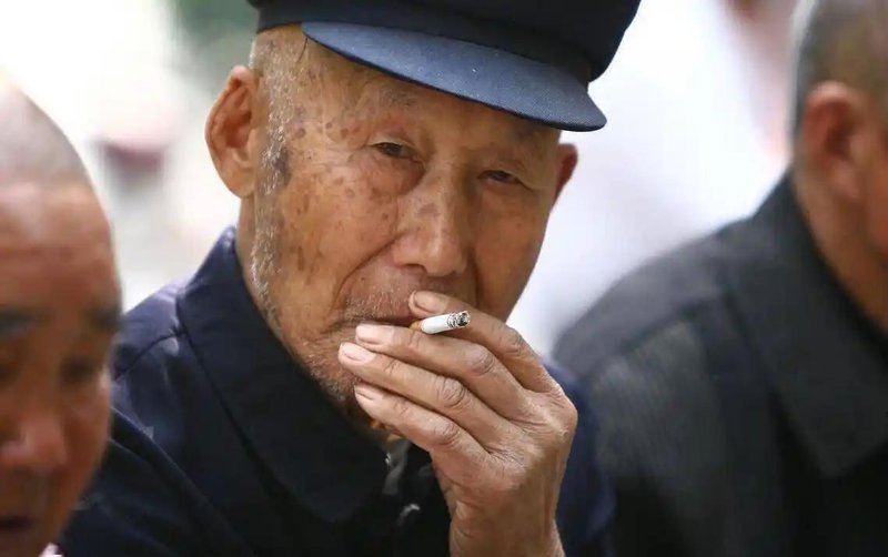  【医学研究】老年吸烟者科学戒烟指南：65岁后的生理适应与风险管控 健康养生 【医学研究】老年吸烟者科学戒烟指南：65岁后的生理适应与风险管控 健康养生